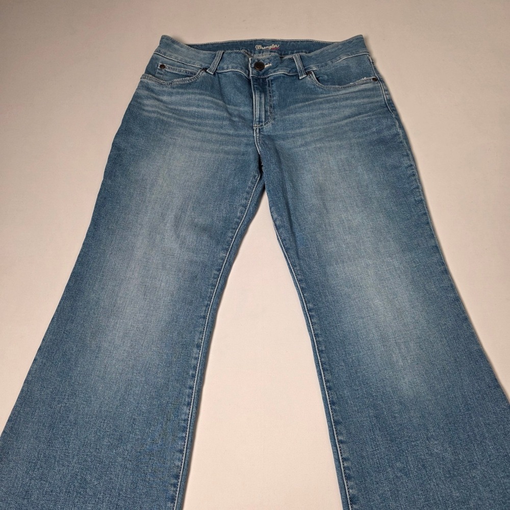 Wrangler Retro Jeans Women 31x32 Blue Flare Leg Distressed Hem Medium Wash